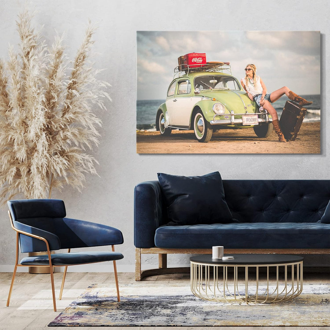 Printed Paintings Leinwand (80x60cm): VW Käfer mit Frau am Strand 80x60 cm, 80x60 cm