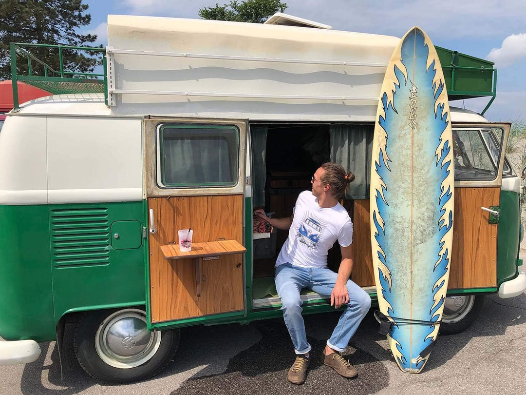 BRISA VW Collection - Volkswagen T-Shirt Unisex-Kurzarm &amp; Rundkragen mit T1 Bulli Bus Motiv aus Baum