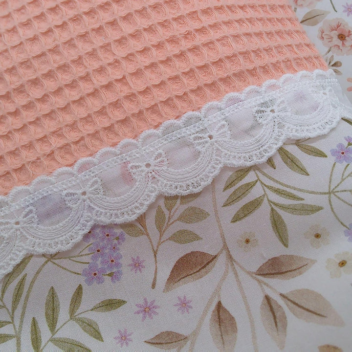 Handgefertigte Puppenbettwäsche, verschiedene Farbkombination, Floral-Streifen Design mit Stickerei