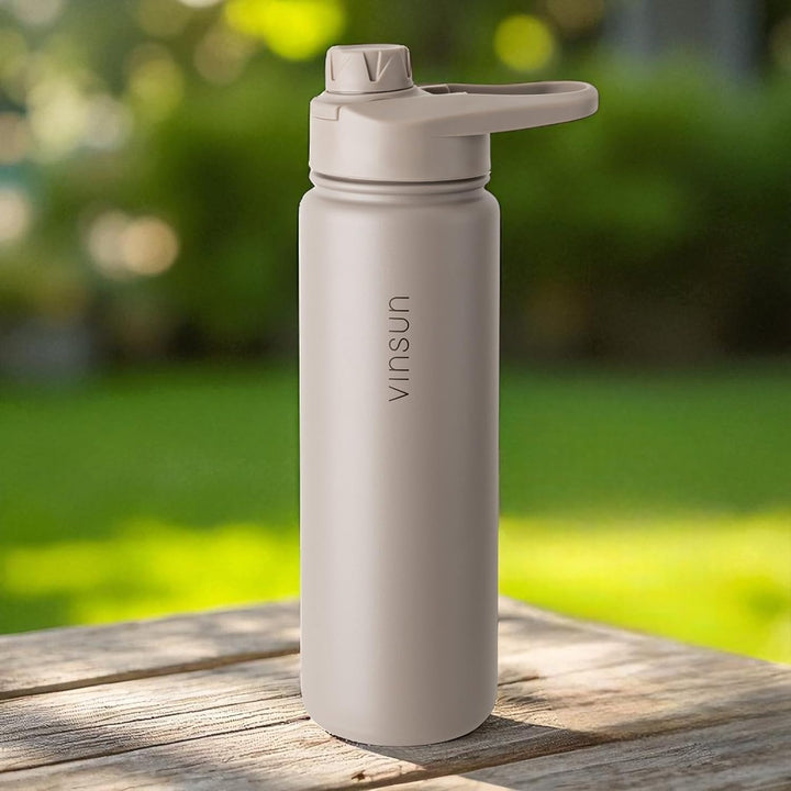 Vinsun Trinkflasche Edelstahl taupe 750ml inkl. 2 Deckel - auslaufsicher | Strohhalm Deckel & Trinkö