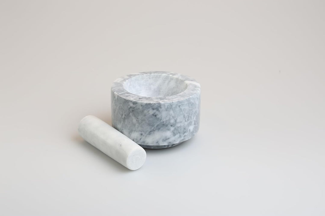 MOON HOME Mörser mit Stössel - Meteor white, aus weissem Marmor/Stein, Hochwertiger Steinmörser für