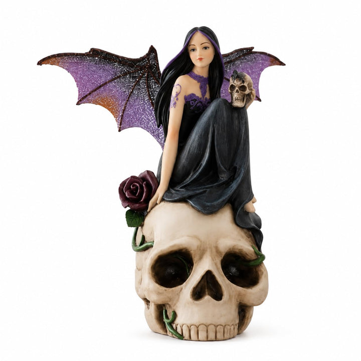 Comfy Hour Fairyland-Kollektion, 17,8 cm, Polyresin, dunkle Feen-Hexe auf Totenkopf, Heimdekoration