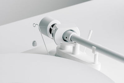 Pro-Ject Debut PRO White, Special Edition Plattenspieler mit Carbon-Aluminium-Hybrid-Tonarm, elektro