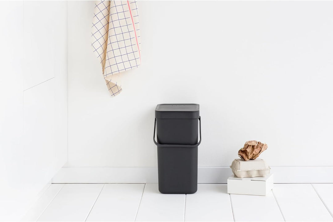 Brabantia Sort & Go Küchen-Recyclingbehälter (12 l/grau), stapelbarer Abfallbehälter mit Griff und a