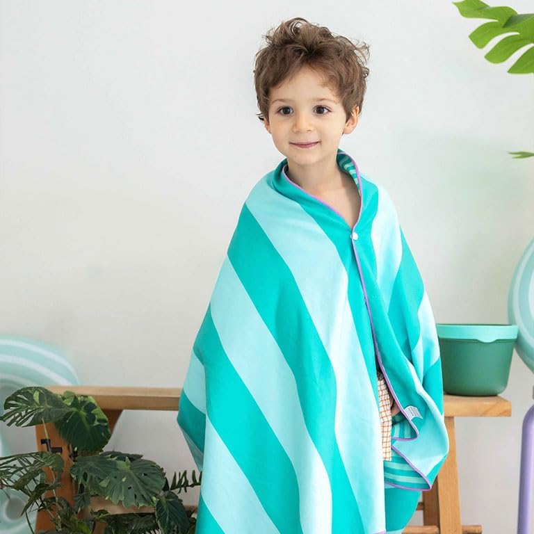 Quut – Strand-/Poolhandtuch für Kinder mit Spiel – Ultraschnell trocknende Mikrofaser, sandfrei – ko