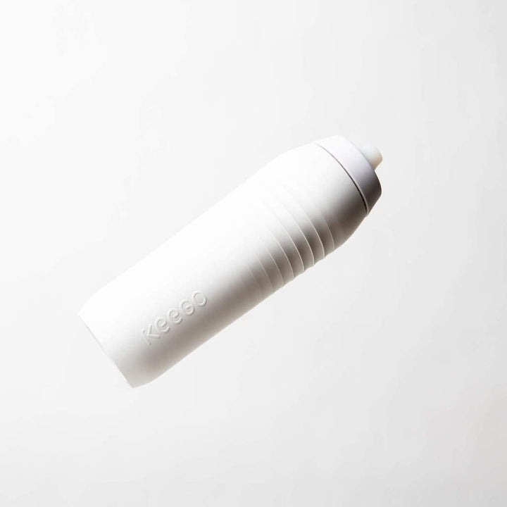 KEEGO | Die Evolution der Sportflasche | Elastisches Titan | Schützt vor Plastik im Wasser | Leicht