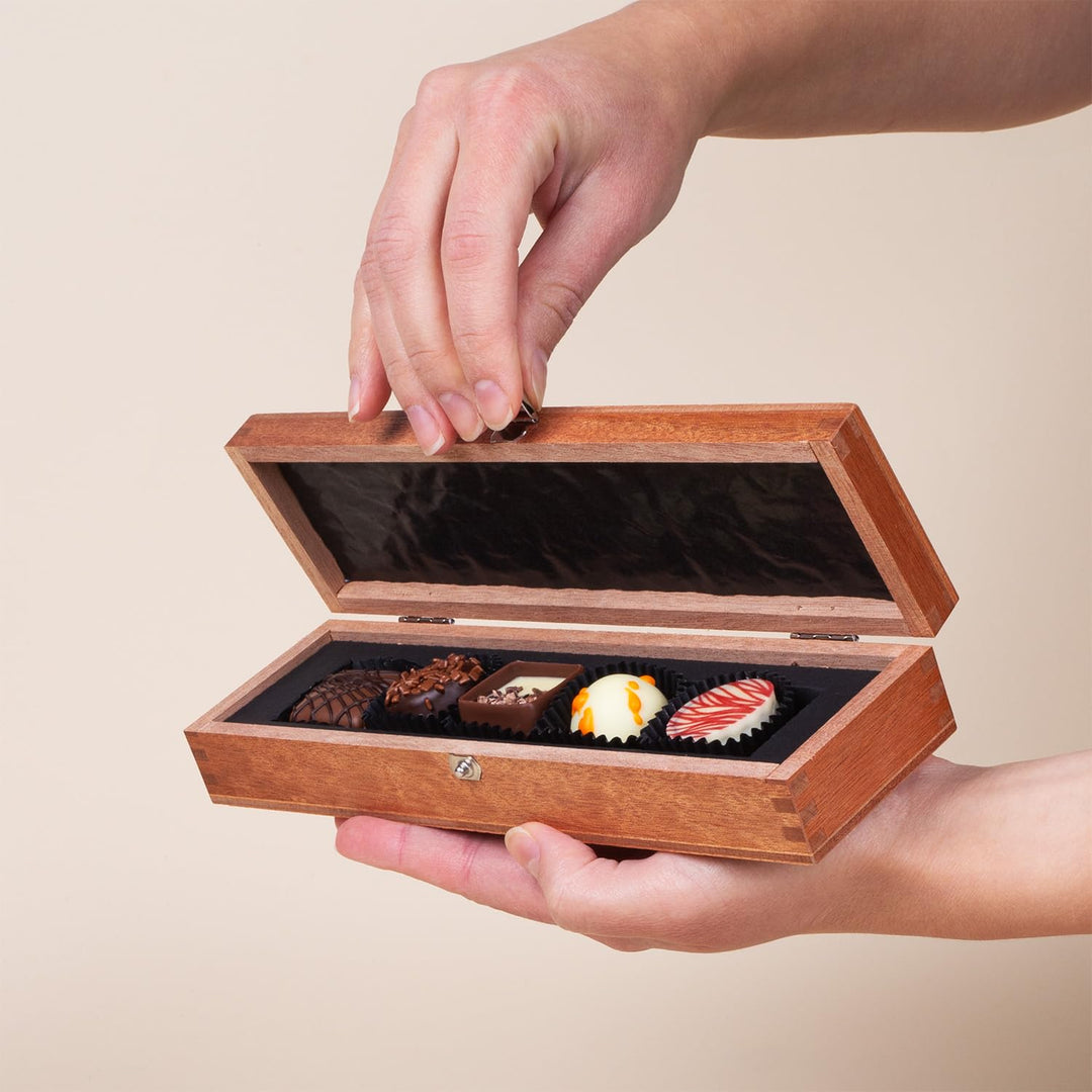 CHOCOLISSIMO - Schokolade Geschenk - Pralinen Geschenk - 5 Pralinen im Holzkästchen - Geschenkidee,