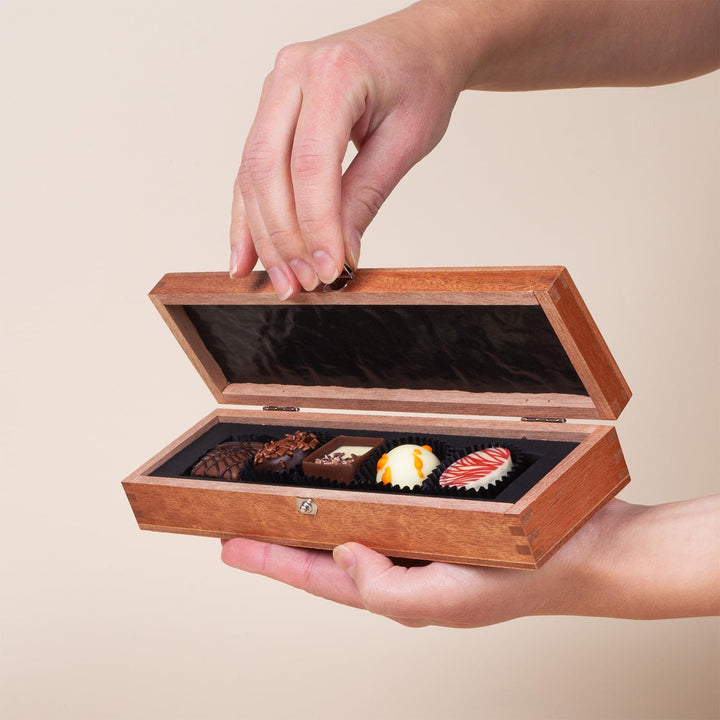 CHOCOLISSIMO - Schokolade Geschenk - Pralinen Geschenk - 5 Pralinen im Holzkästchen - Geschenkidee,