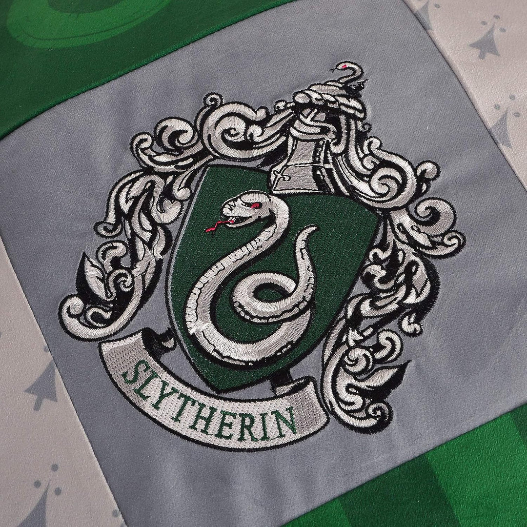 Elbenwald Harry Potter Kissen mit Quasten im Slytherin Design mit gesticktem Wappenpatch in den Haus