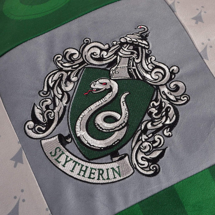 Elbenwald Harry Potter Kissen mit Quasten im Slytherin Design mit gesticktem Wappenpatch in den Haus