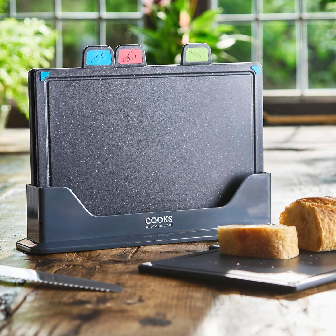 Cooks Professional Index Schneidebrettset Vier Schneidebretter aus Kunststoff mit Aufbewahrungskoffe