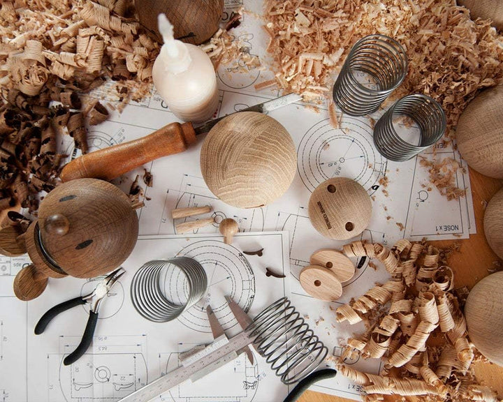 Hoptimist - Skandinavisches Design - Medium Bumble aus Holz - Höhe: 10 cm - Geräucherte Eiche - Deko