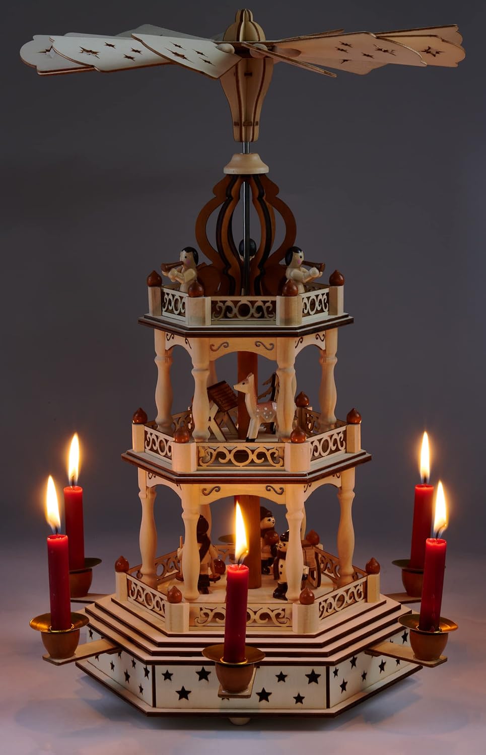 BRUBAKER Weihnachtspyramide - 3-stöckige drehbare Holzpyramide - Weihnachtsdekoration mit 3 Etagen -