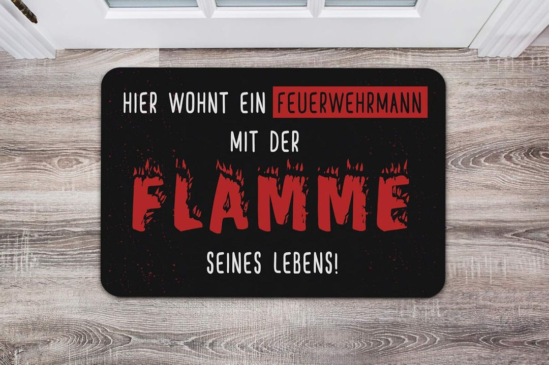 Tassenbrennerei Fussmatte mit Spruch Hier wohnt EIN Feuerwehrmann mit der Flamme seines Lebens - was