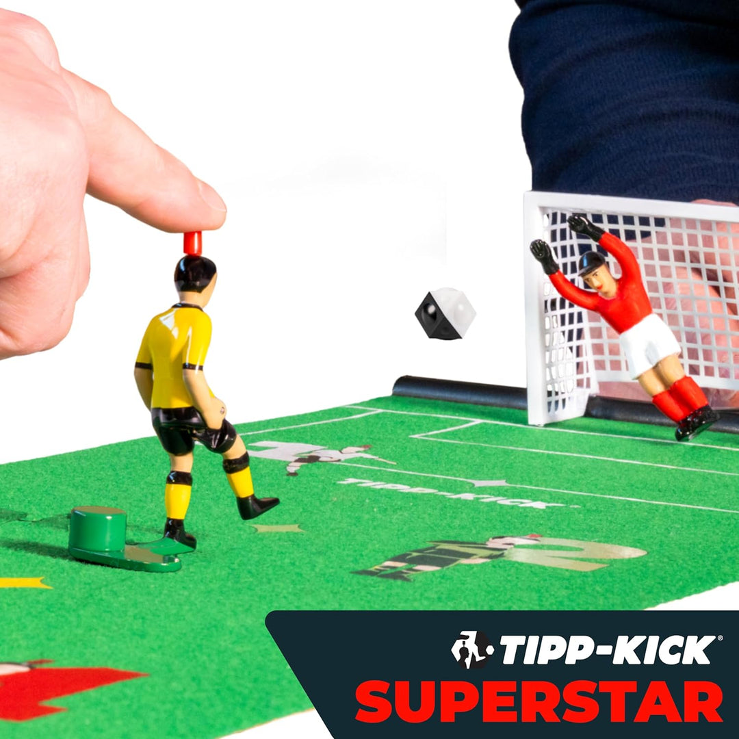 TIPP-KICK Spiel Superstar Fussball-Set mit Filz-Spielfeld (63x22cm) – Challenge für 2 Spieler, handb