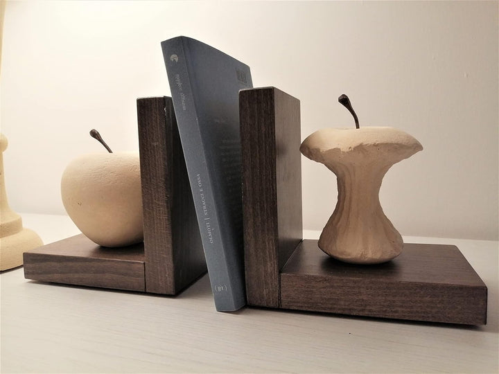 Progetto Arte. Paar Buchstützen Apfel/Apfel gegessen, Steinskulptur auf Holzbasis, handgefertigt. Ha