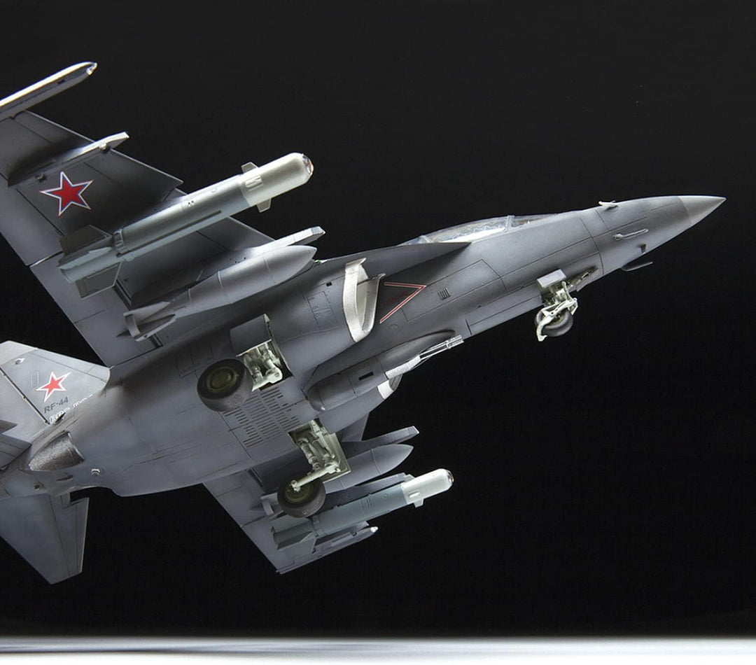Zvezda Militär 4818 1:48 YAK-130 “Mitten” -Modellbausatz,Plastikbausatz, Bausatz zum Zusammenbauen,