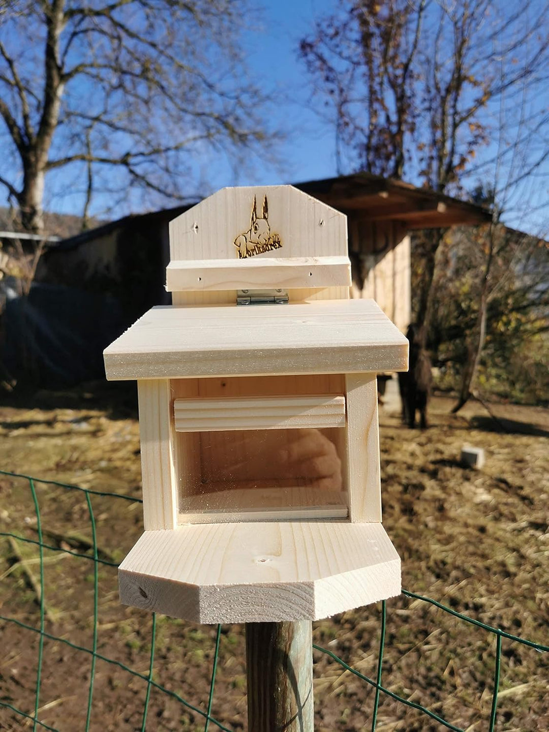Komplett zusammengebautes, massives, stabiles Eichhörnchen Futterhaus Futterstation Made in Germany