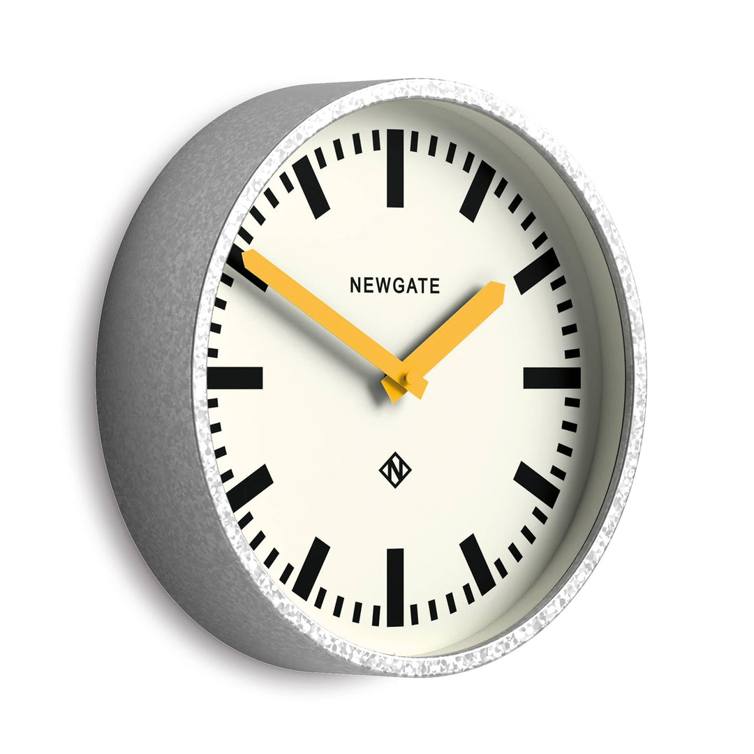 NEWGATE® Luggage Wanduhr | Retro-inspirierte Moderne Bahnhofsuhr | 30 cm | Tiefes, verzinktes Metall