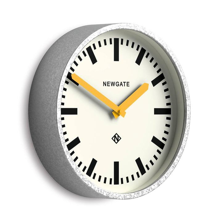 NEWGATE® Luggage Wanduhr | Retro-inspirierte Moderne Bahnhofsuhr | 30 cm | Tiefes, verzinktes Metall