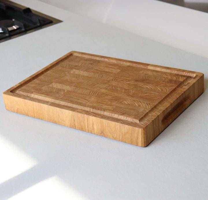 B4K® 35х25х4cm Küchenbrett aus Eiche Stirnholz | Antibakterielles Hirnholzbrett mit Griffen, Silikon
