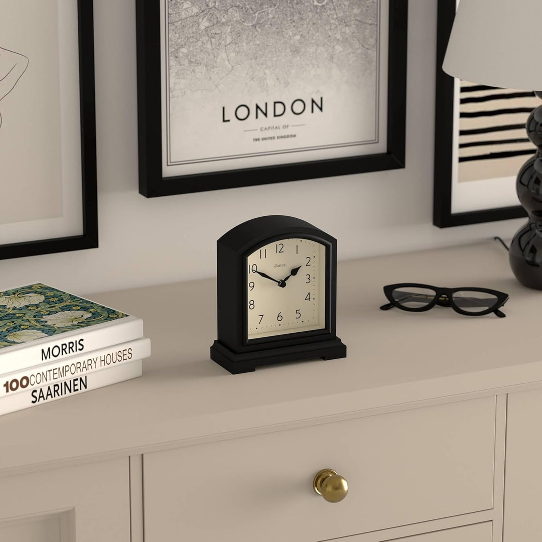 JONES CLOCKS® Tavern Kaminuhr | Modernes Bogenoberdesign | Schwarz | Zeitgenössischer klassischer St