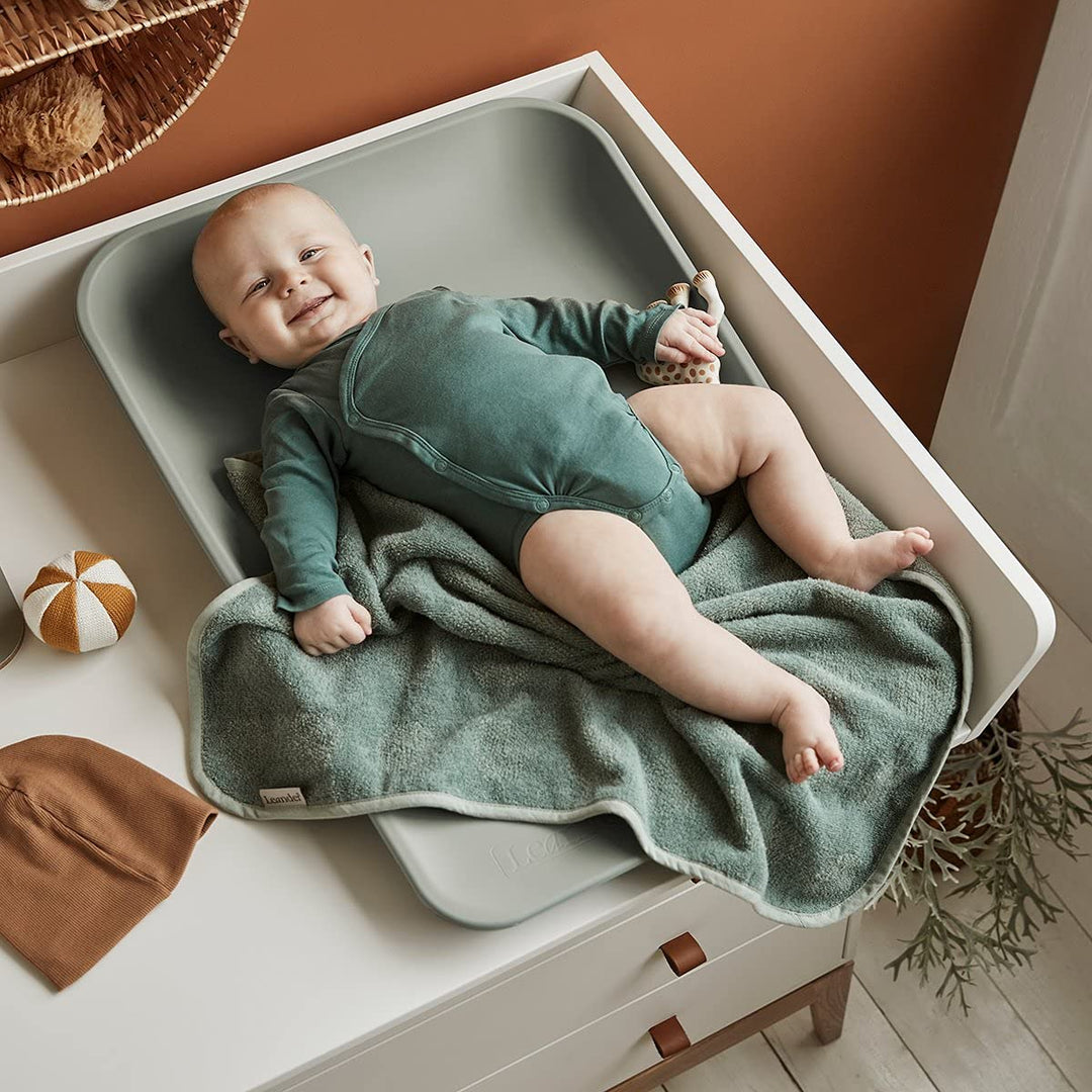 Leander Matty Wickelkissen + Topper in der Farbe sage green