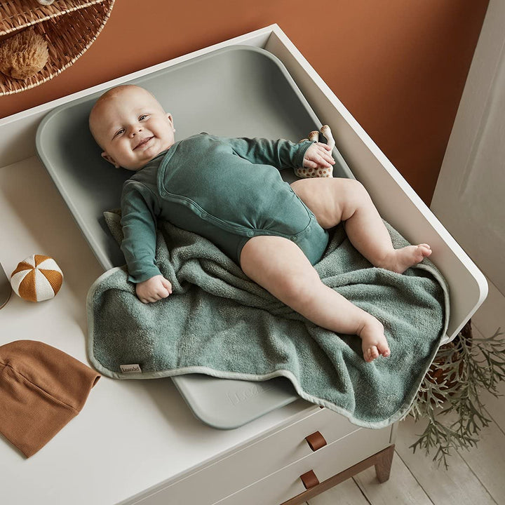 Leander Matty Wickelkissen + Topper in der Farbe sage green