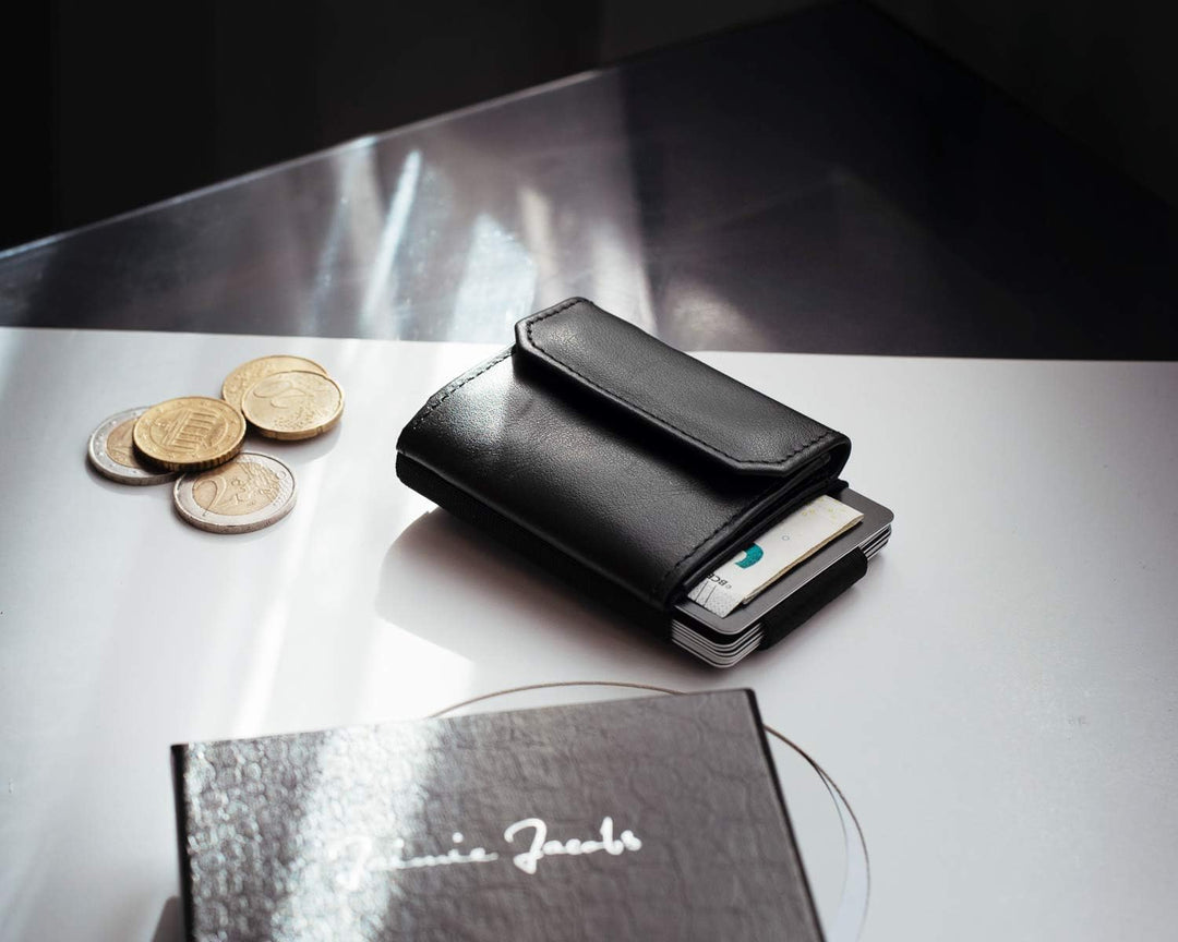 Jaimie Jacobs Nano Boy Pocket mit Gravur Slim Wallet Minimalistische Geldbörse mit Münzfach (Schwarz