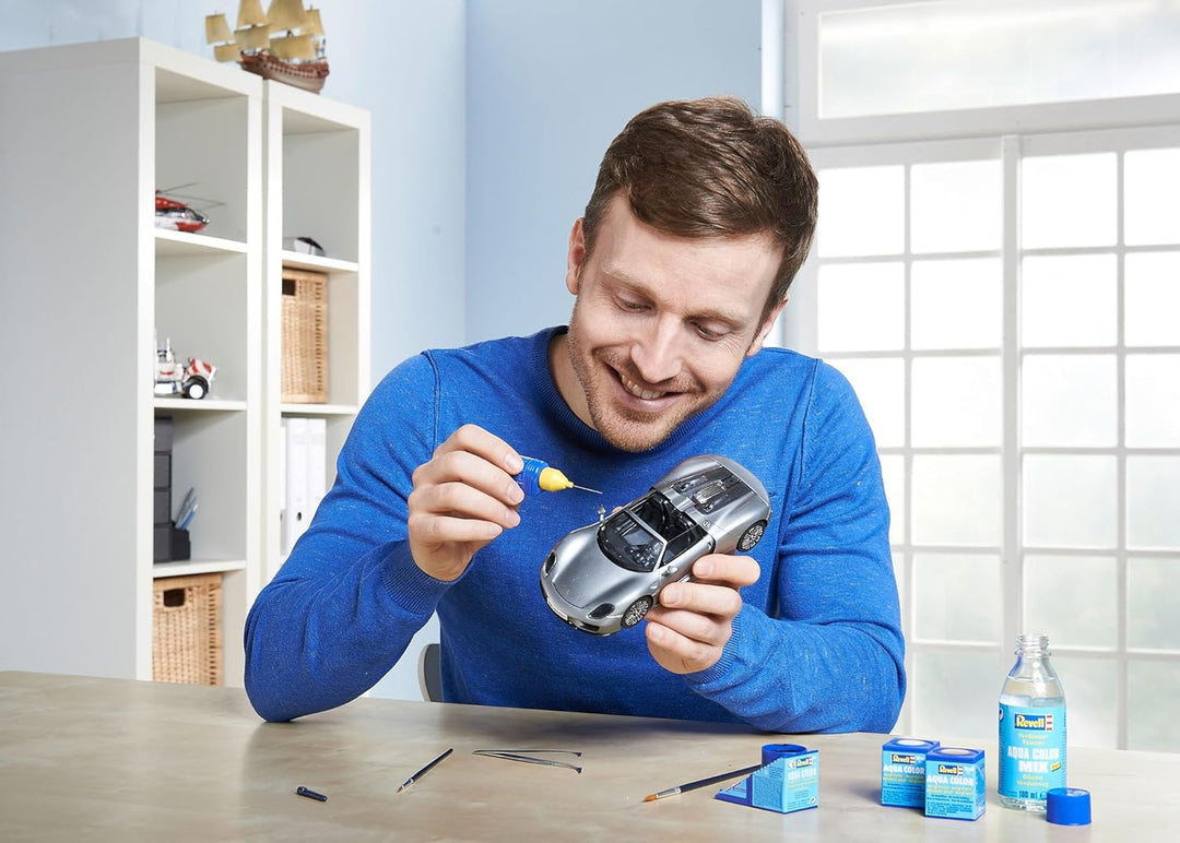Revell Modellbausatz Auto 1:24 - Porsche 918 Spyder im Massstab 1:24, Level 4, originalgetreue Nachb
