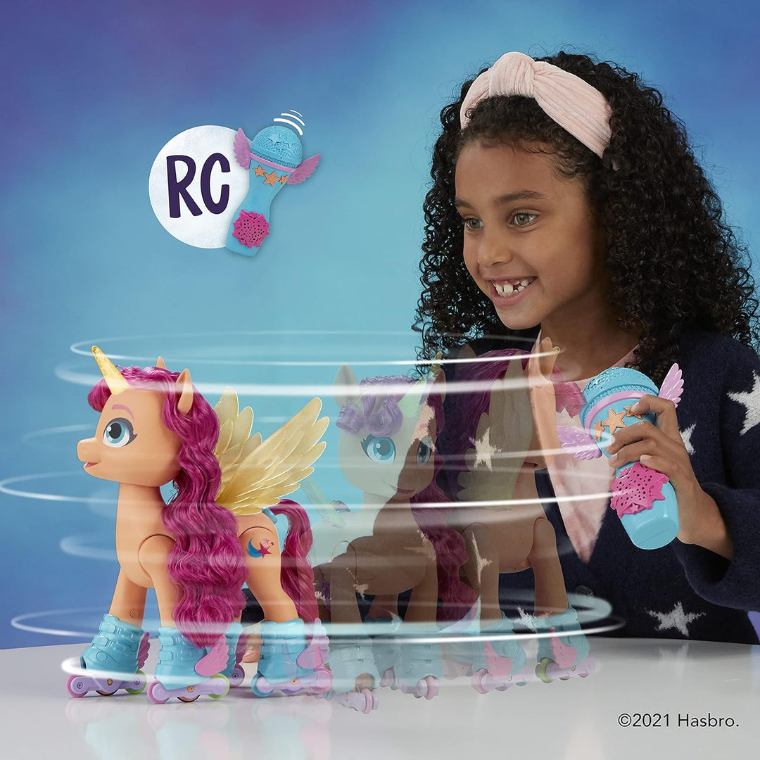 My Little Pony – Eine Neue Generation Sing- und Skatespass Sunny Starscout – Pony (22,5 cm) mit Fern