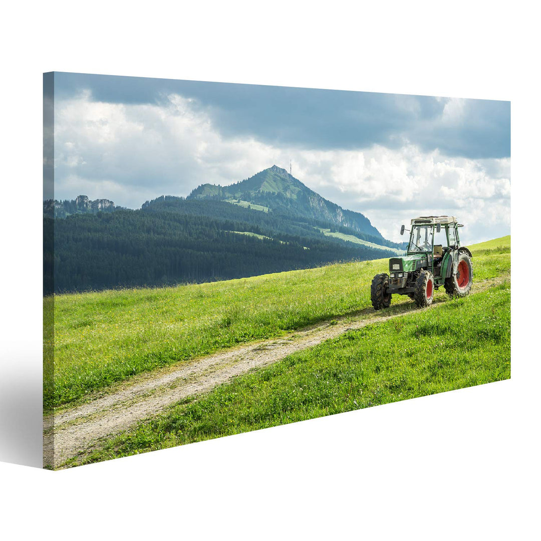 Bild Bilder auf Leinwand Alter Traktor auf der Wiese Schöner Bergblick in den Alpen Wandbild Poster