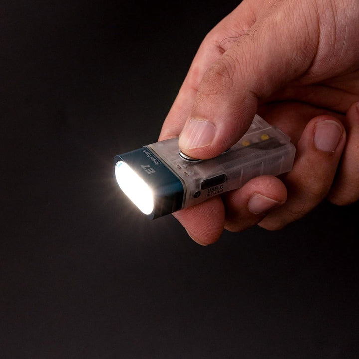 RovyVon E7R Schlüsselanhänger-Taschenlampe, leuchtet im Dunkeln, Dual-Power 700 Lumen, mit Lockout-M