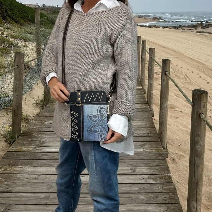 Sunsa Damen kleine Umhängetasche. Nachhaltige Tasche aus recycelte Jeans & Leder. Crossover bag in V