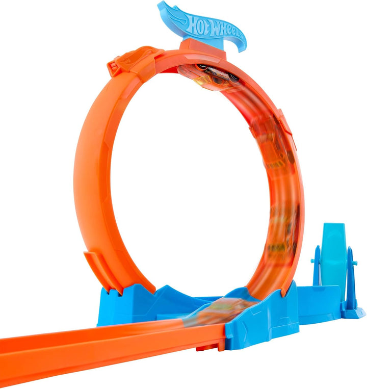 Hot Wheels Spielzeugauto-Trackset, Dreifach-Looping-Pack und Fahrzeug im Massstab 1:64, Track-Bautei
