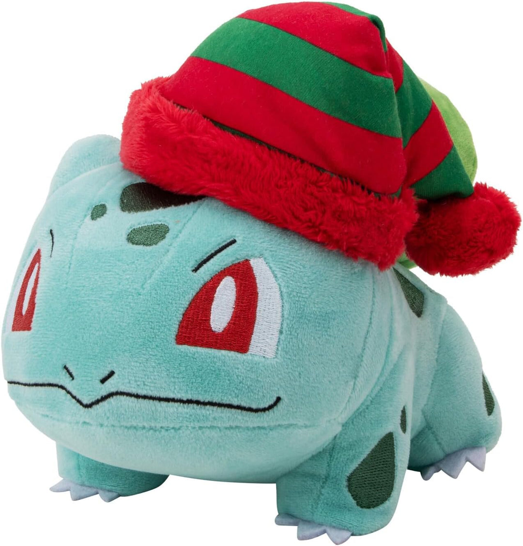 Pokémon PKW3377-20 cm Winter Plüsch - Bisasam mit Mütze, offizielles Plüsch, Bisasam