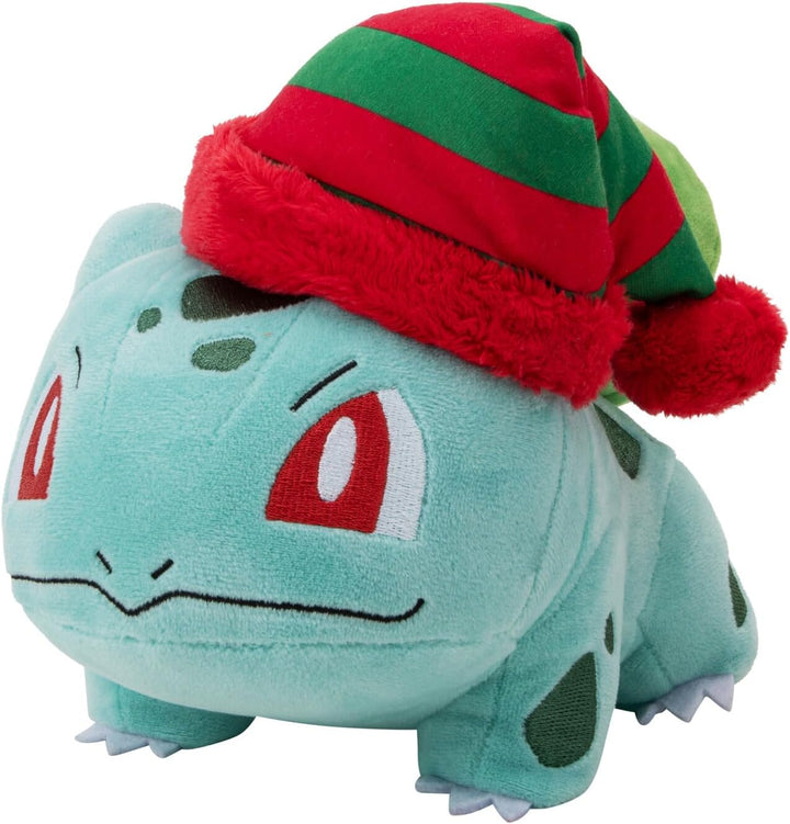 Pokémon PKW3377-20 cm Winter Plüsch - Bisasam mit Mütze, offizielles Plüsch, Bisasam