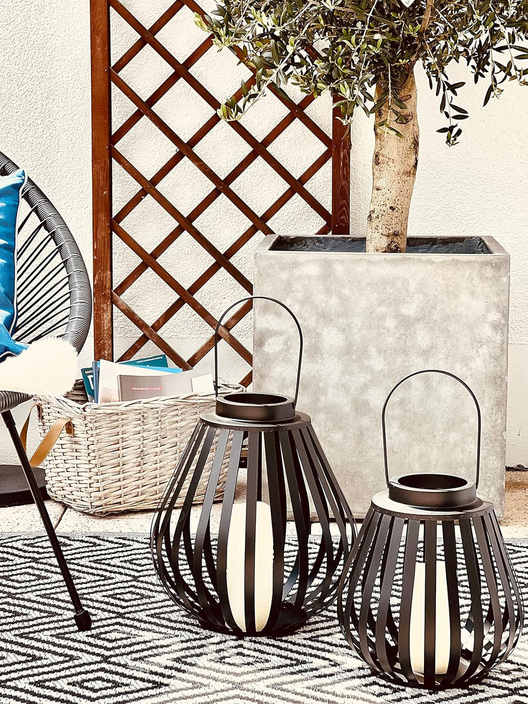 Brandsseller Windlicht 29,5 x 27,5 cm Metall mit Henkel Gitter Design Schwarz Kerzenständer Laterne