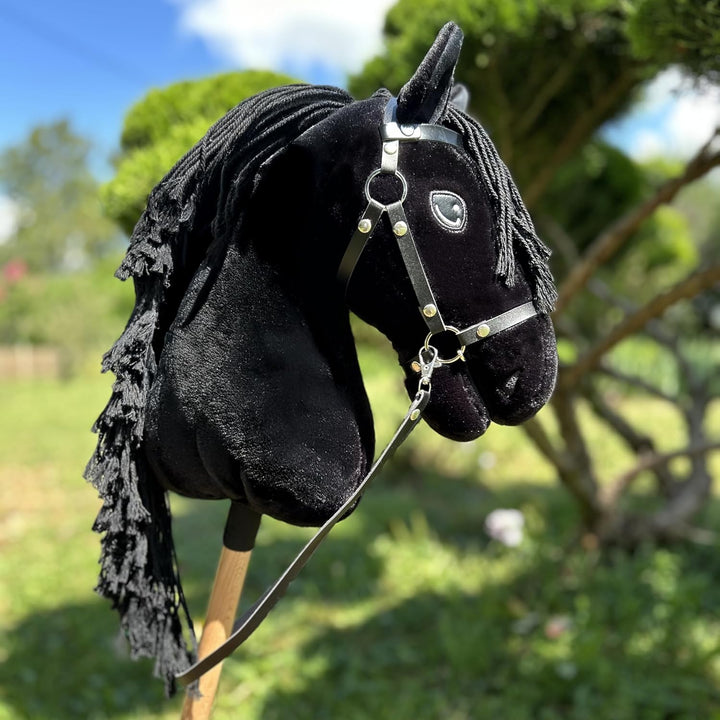 Hobby Horse Friese, Schwarz, A3, Pferd, komplett mit Netz, Trense, Zügel, Halfter und Insektenkappe,