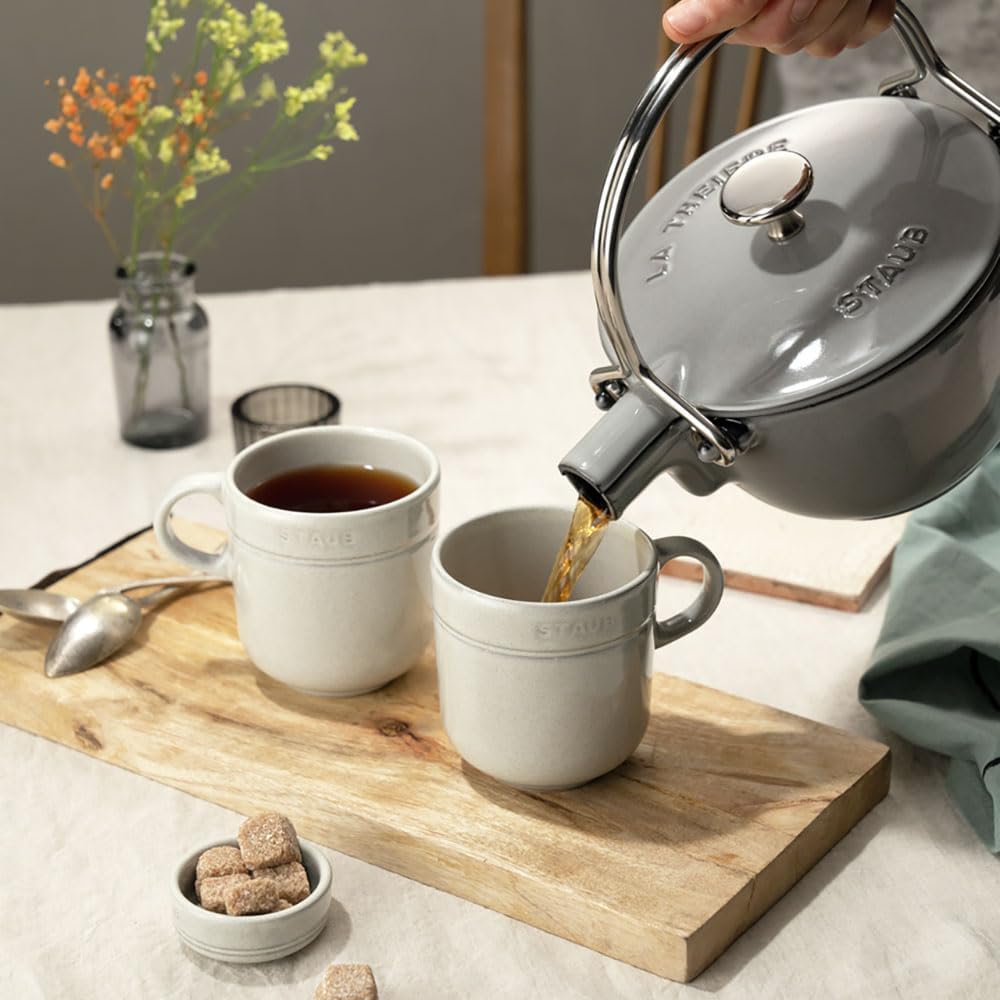 Staub 1650018 Teekanne/Wasserkessel, rund 16,5 cm, 1,15 L mit mattschwarzer Emaillierung Im Inneren