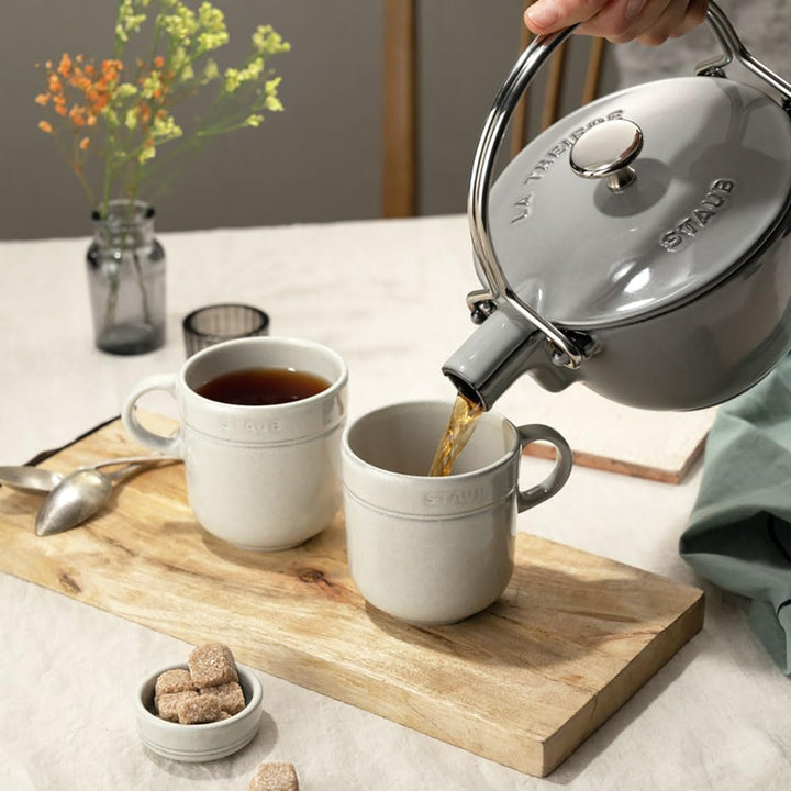 Staub 1650018 Teekanne/Wasserkessel, rund 16,5 cm, 1,15 L mit mattschwarzer Emaillierung Im Inneren