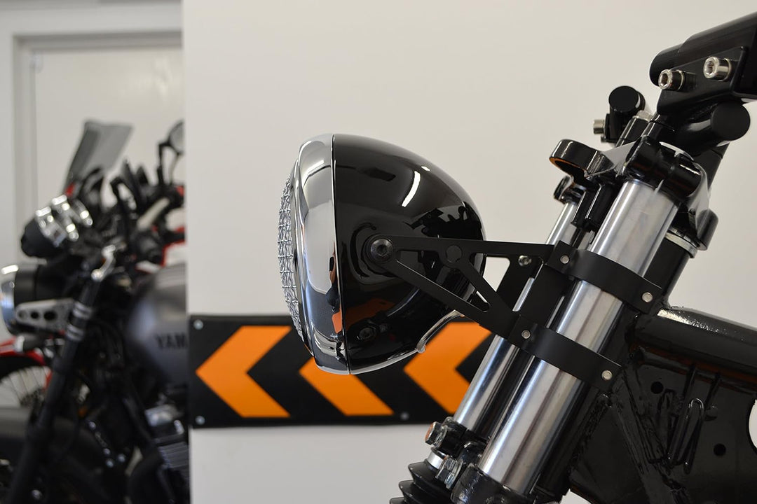 Alchemy Parts Motorrad Scheinwerfer 6.5 inch Glanz Schwarz Metall mit Chrom Netz Grill H4 55W