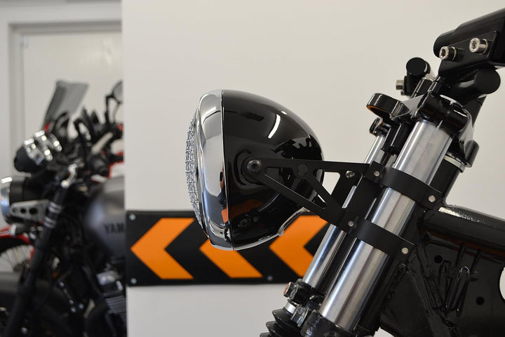 Alchemy Parts Motorrad Scheinwerfer 6.5 inch Glanz Schwarz Metall mit Chrom Netz Grill H4 55W