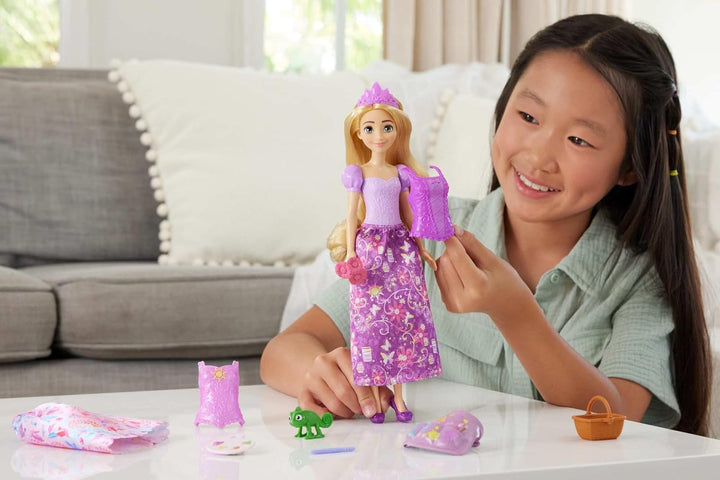 Mattel Disney-Princess-Spielzeuge, Rapunzel-Modepuppe mit 2 Looks, 9 Accessoires, 2 Oberteilen zum A
