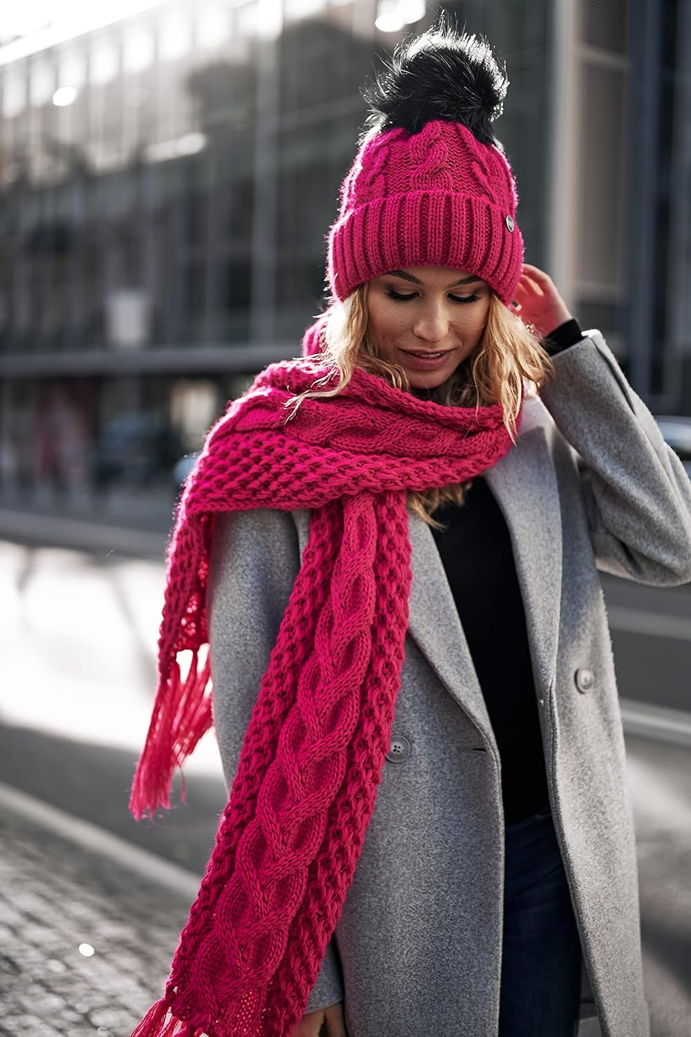 Winter Mütze Damenmütze mit Fell-Bommel Fleece Innenfutter gefüttert - warme Damen Bommelmütze Stric