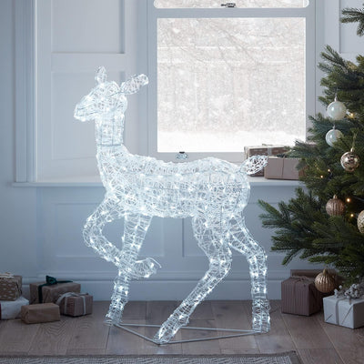 Lights4fun 120cm Swinsty LED Rentier Familie Acryl weiss Timer Rentier Weihnachtsfigur Weihnachtsbel