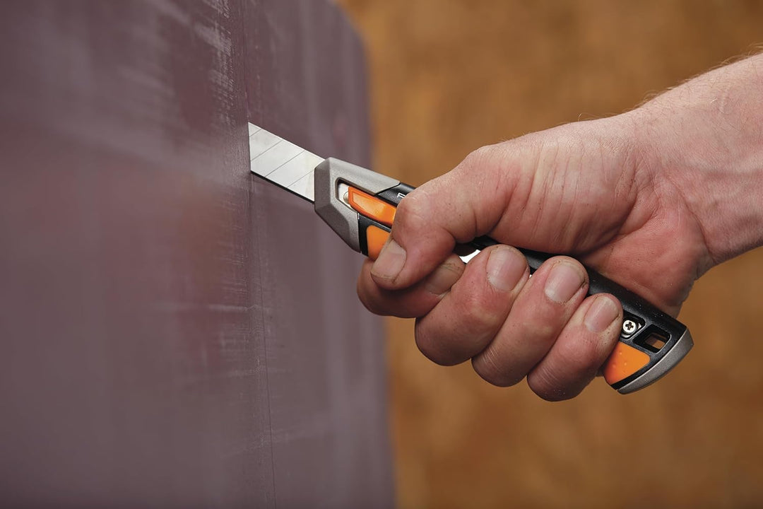 Fiskars Cuttermesser, Länge 16,5 cm, Inklusive Klinge (18mm), Rostfreier Stahl/Kunststoff, Schwarz/O