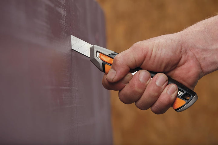 Fiskars Cuttermesser, Länge 16,5 cm, Inklusive Klinge (18mm), Rostfreier Stahl/Kunststoff, Schwarz/O