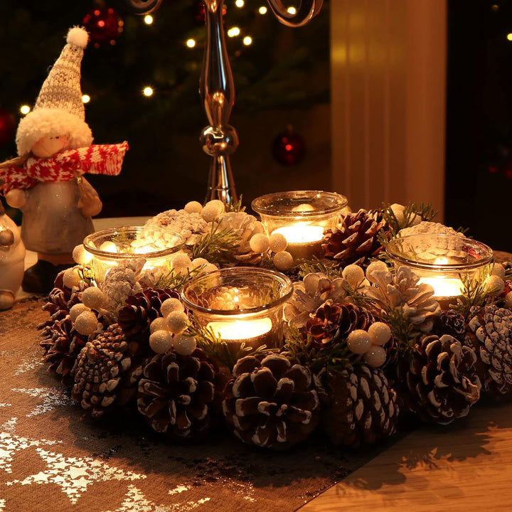 COM-FOUR® Tischkranz für Weihnachten - weisser Adventskranz mit Zapfen - Dekokranz mit 4 Teelichthal
