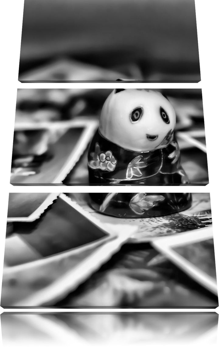 Pixxprint Panda Figur zwischen Fotografien als Leinwandbild/Grösse: 3 Teilig (120x80) cm/Wandbild/Ku